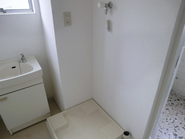 坂田ビルの設備|室内洗濯機置き場です♪