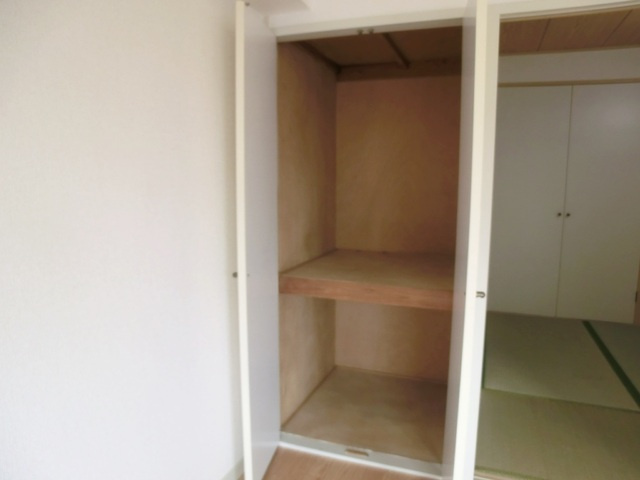 坂田ビルの収納|仕切り付きの収納スペースです。