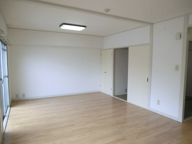 坂田ビルの居間・リビング|窓側からのリビング♪広くて快適です♪