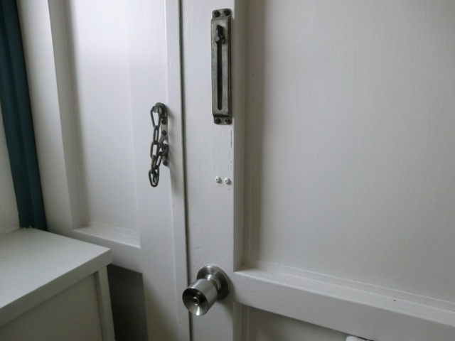 坂田ビルの玄関|ドアチェーン付きの玄関ドアです。