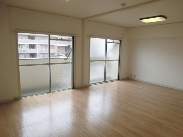 坂田ビルの居間・リビング|12.5帖もある広いリビングです(*^u^*)