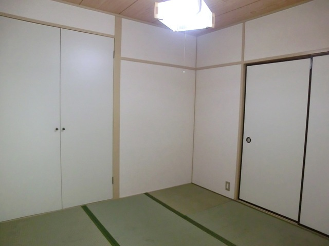 坂田ビルの寝室|畳の匂いが落ち着きそうな和室です♪