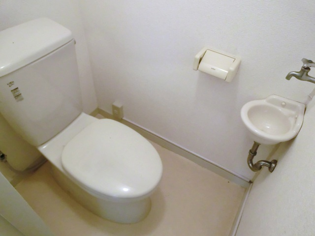 坂田ビルのトイレ|小さな手洗い場付きのトイレです。