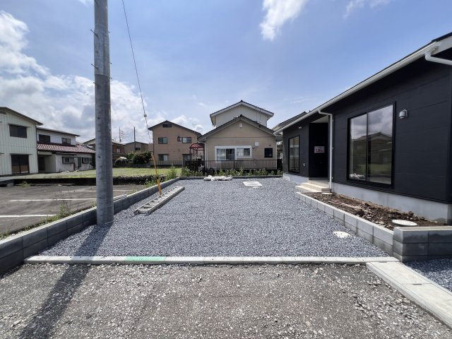 新築　高崎市吉井町下長根第３　クレイドルガーデン　4号棟の駐車場|　駐車スペースは並列2台分可能です！
