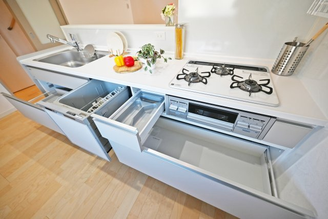 尼崎市大庄北1丁目新築戸建のキッチン|大きなお鍋もスッポリ入る収納スペースに、食後の片付けもはかどる食洗器付きキッチンです。