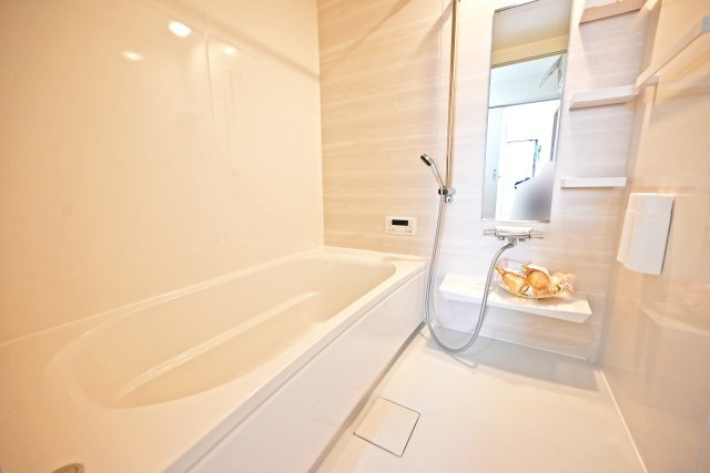 尼崎市大庄北1丁目新築戸建の浴室|足を伸ばしてゆっくりできる浴室は、一日の疲れを癒してくれる寛ぎ空間です。
