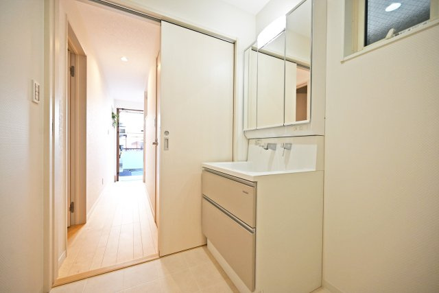 尼崎市大庄北1丁目新築一戸建ての独立洗面台|２人並んで朝の支度をしても余裕の広さです。