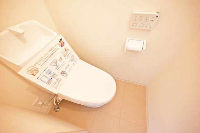 尼崎市大庄北1丁目新築戸建のトイレ|1年中快適に利用できるウォシュレット付トイレです。