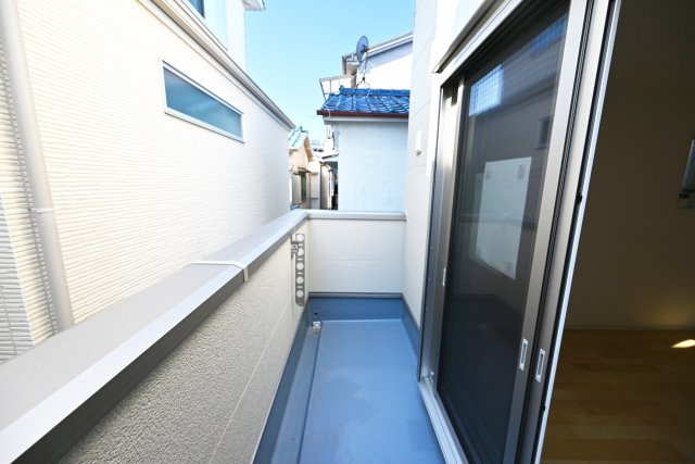 尼崎市大庄北1丁目新築一戸建てのバルコニー|南向きバルコニーは洗濯物を干すだけでなく、天気のいい日には気分転換にのんびりできますね。