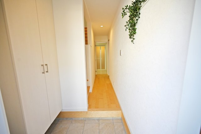 尼崎市大庄北1丁目新築一戸建ての玄関|玄関横には大きな収納スペース有。家族みんなの靴もスッポリ収納。毎日使う場所だからキレイに使いたいですね。