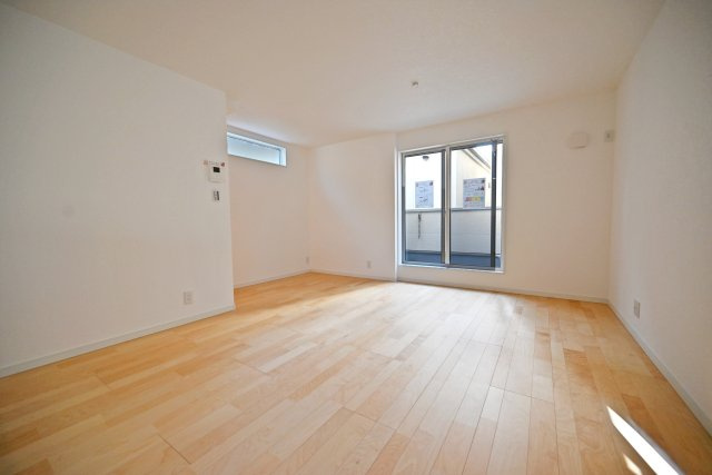 尼崎市大庄北1丁目新築戸建の居間・リビング|明るい自然光が差し込むリビングは家族の笑顔が自然と集まる寛ぎ空間です。