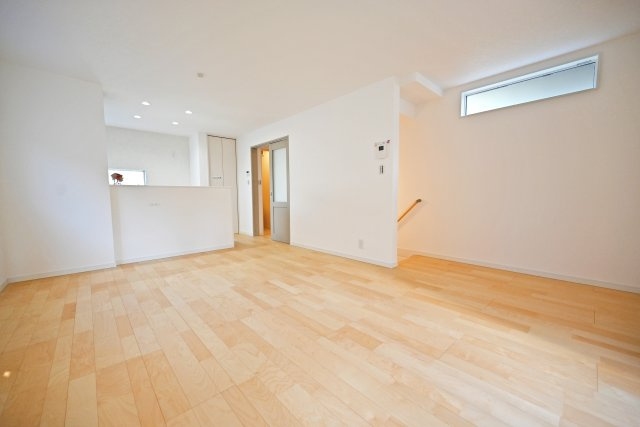 尼崎市大庄北1丁目新築戸建の居間・リビング|リビング階段を採用しているので家族が自然と顔を合わせる機会が増えます。