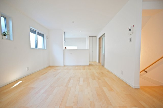 尼崎市大庄北1丁目新築一戸建ての居間・リビング|リビング側からキッチンに向かって撮影した写真です。家具の配置がしやすい形状ですので実生活がイメージできるのが◎