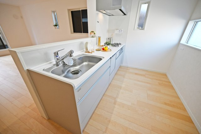 尼崎市大庄北1丁目新築一戸建てのキッチン|キッチンからリビング全体を見渡せるので、小さなお子様がいるご家庭でも安心です。