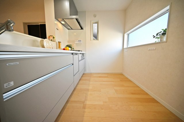 尼崎市大庄北1丁目新築戸建のキッチン|キッチンスペースは食器棚を置いても余裕の広さ。スリットタイプの採光窓から明るい陽射しが差しこみます。