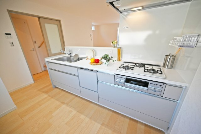 尼崎市大庄北1丁目新築一戸建てのキッチン|大きなワークトップはお料理の盛り付けに便利です。