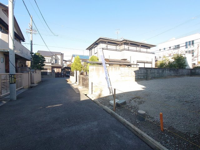 東山本新町　新築戸建の前面道路含む現地写真