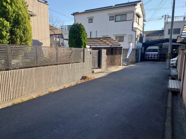 東山本新町　新築戸建の前面道路含む現地写真