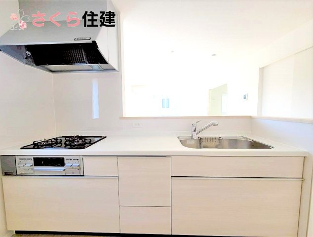 クレイドルガーデン日光市豊田　第3　1号棟のキッチン|3口コンロでお料理の効率アップ♪
