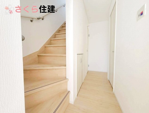 クレイドルガーデン日光市豊田　第3　1号棟の玄関|廊下には階段下を有効活用した収納等も揃っています				
