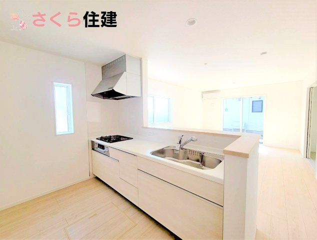 クレイドルガーデン日光市豊田　第3　1号棟のキッチン|対面式システムキッチンは家族の様子を伺いながら家事ができます							
