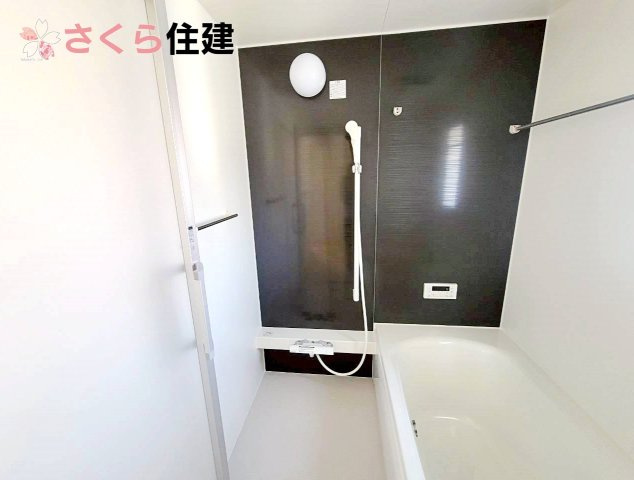 クレイドルガーデン日光市豊田　第3　1号棟の浴室|雨の日や湿気の多い梅雨時期などに重宝する浴室暖房乾燥機付きです。