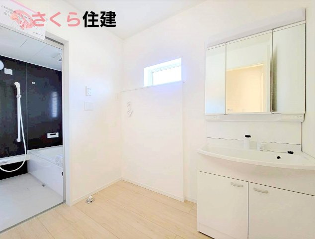 クレイドルガーデン日光市豊田　第3　1号棟の洗面所|３面鏡の裏にはたっぷりと収納スペースを標準装備！							
