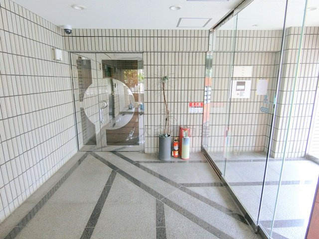 南雪谷サンハイツのエントランス