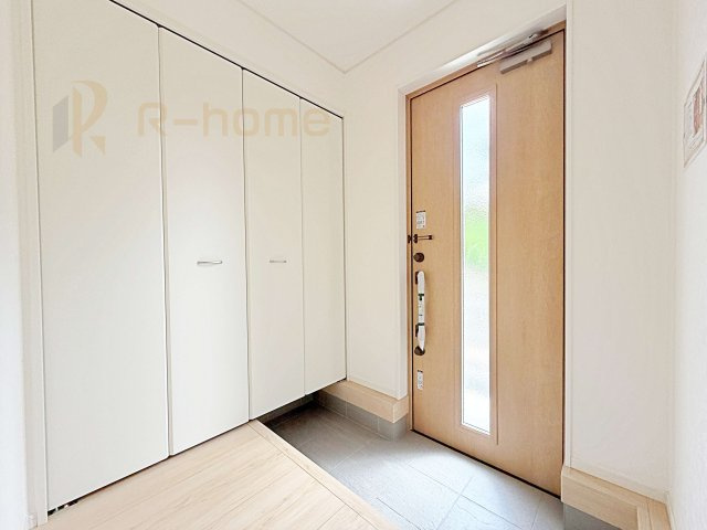 龍ケ崎市川余郷第1　新築戸建て　1号棟の玄関|気持ちよくご家族やゲストを送迎できる穏やかな雰囲気の玄関♪大きな下駄箱で玄関廻りスッキリ♪