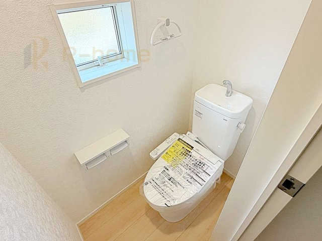 龍ケ崎市川余郷第1　新築戸建て　1号棟のトイレ|温水洗浄便座付きのトイレ。
トイレが２ヵ所設置で朝の忙しい時間でも安心です。
