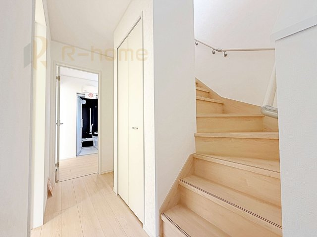 龍ケ崎市川余郷第1　新築戸建て　1号棟の収納|掃除用具などの収納に便利なホール収納！家族で活用できる便利な収納スペース♪