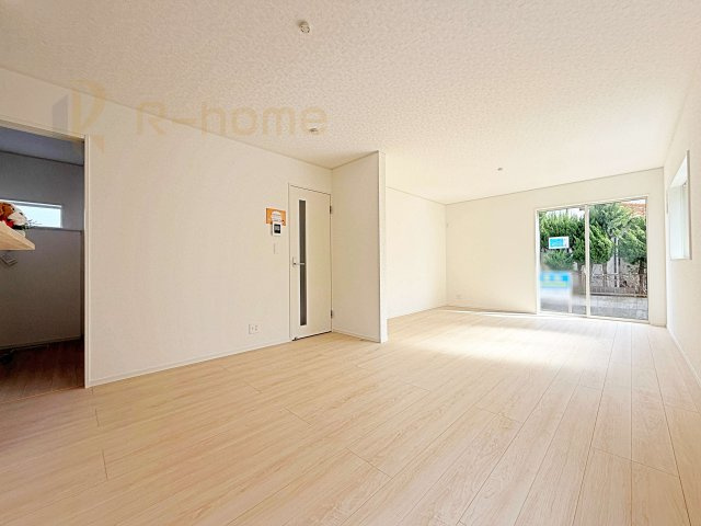 龍ケ崎市川余郷第1　新築戸建て　1号棟の居間・リビング|開放感のあるリビング！パントリーとしても活用できる収納付き♪