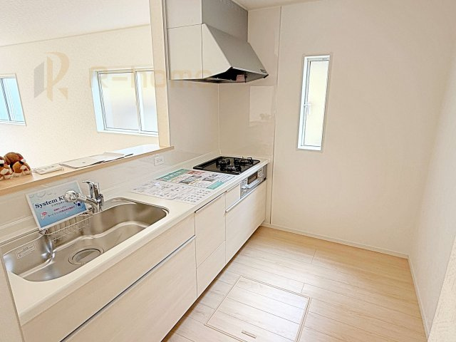 龍ケ崎市川余郷第1　新築戸建て　1号棟のキッチン|料理をしながら家族とコミュニケーションが取れる対面式システムキッチン。