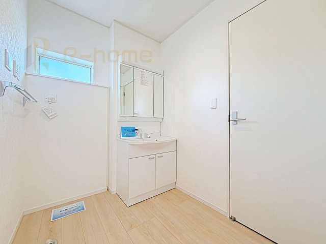 龍ケ崎市川余郷第1　新築戸建て　1号棟の洗面所|清潔感溢れる洗面台は嬉しい三面鏡付き。洗剤や歯ブラシなどもすっきり収納できます♪