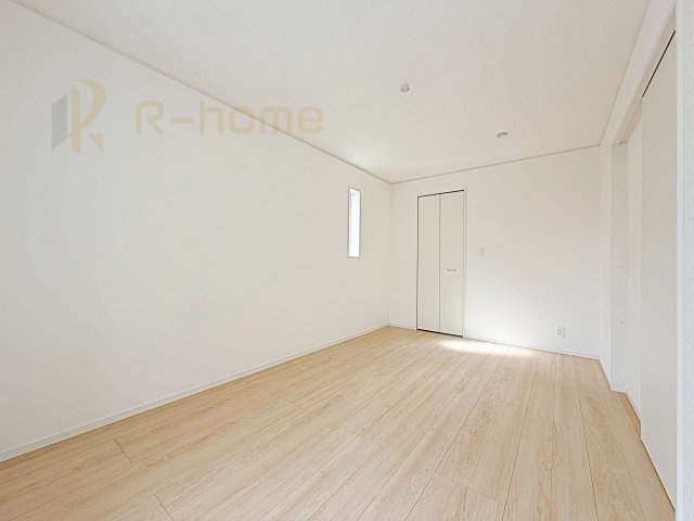 龍ケ崎市川余郷第1　新築戸建て　1号棟の洋室|収納便利なウォークインクローゼット付きの洋室♪
明るく風通しの良いお部屋です♪