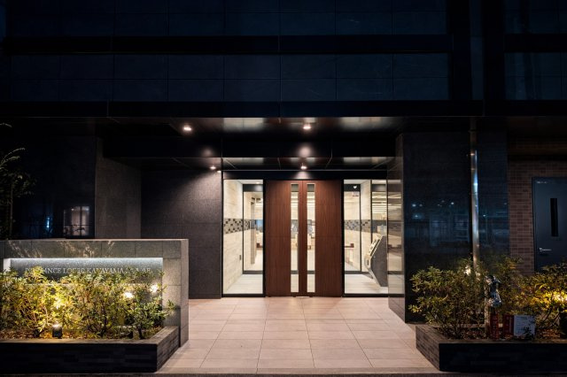 プレサンスロジェ金山駅前のその他共用部分|オートロックと照明で、防犯面に配慮したエントランス