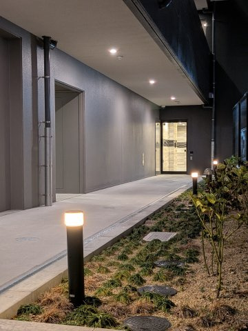 プレサンスロジェ金山駅前のその他共用部分|足元照明で夜間も明るく、安心して歩ける共用通路