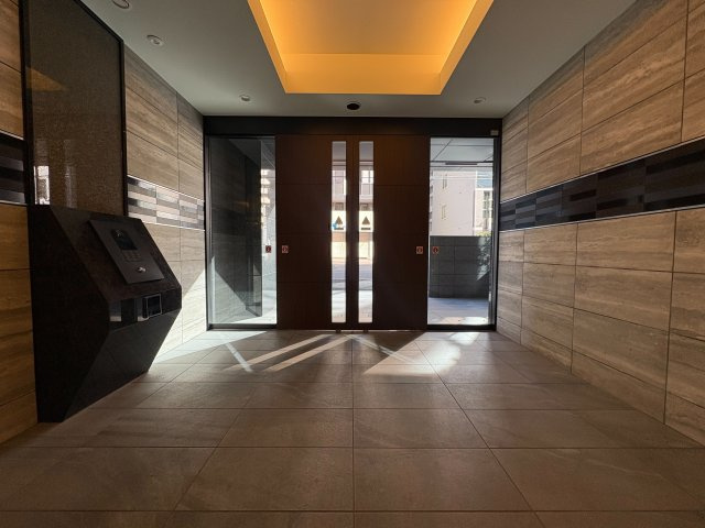 プレサンスロジェ金山駅前のその他共用部分|防犯面にも配慮したエントランス