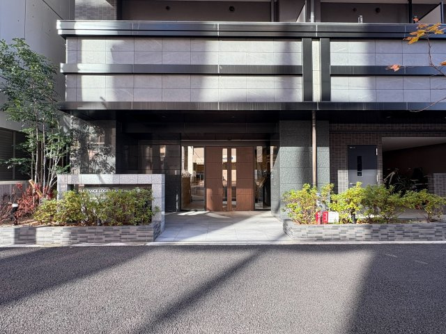 プレサンスロジェ金山駅前の外観|正面エントランス