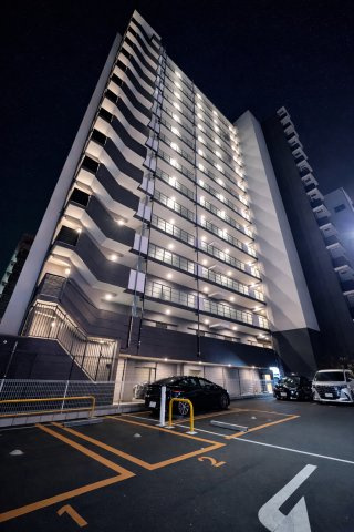 プレサンスロジェ金山駅前の外観|重厚感と落ち着きを兼ね備えた夜の外観