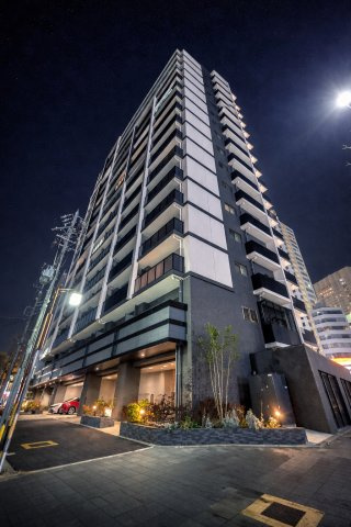 プレサンスロジェ金山駅前の外観|帰宅時も安心できる、穏やかな夜の佇まい