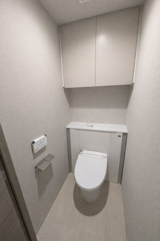 プレサンスロジェ金山駅前のトイレ|手洗い付きで清潔に使える、収納充実のトイレ
※掲載写真内の小物等は、CG加工により一部消去しております。