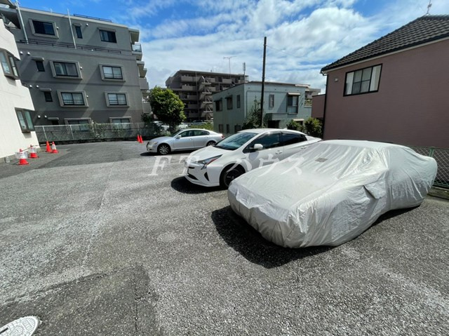 ハイツストーンリークの駐車場