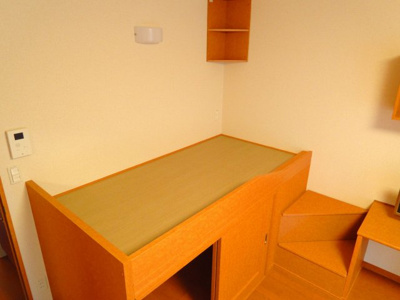 【寝室】 | レオパレスルーチェⅡ | ベッドの上にも照明があります。