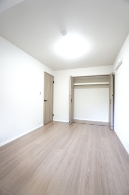 【洋室】 | 【上質リノベ】ペルル中山南参番館 | 【洋室約5.6帖】
どんな家具や敷物でも部屋に馴染みやすく、
コーディネートがし易そうですね。
配置も柔軟に対応できるので身の回りの整理もし易い！
自分好みの空間に出来そうですね！