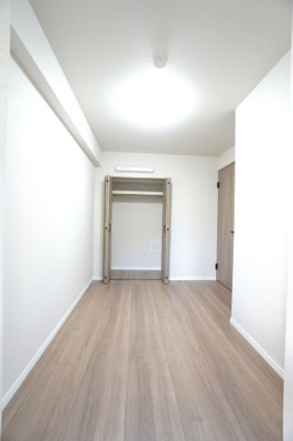 【洋室】 | 【上質リノベ】ペルル中山南参番館 | 【洋室約4.6帖】
こども部屋をコーディネート！このぐらいの広さがあれば、 
お子さんの好きな色やモチーフを使ったコーディネートで、
勉強もお片付けも全部楽しいお気に入りの空間にしていけそうですね！