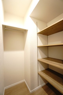 【収納】 | 【上質リノベ】ペルル中山南参番館 | 【ファミリークローゼット1.0帖】
家族みんなの衣類や季節物をまとめて収納できるクローゼット。
ハンガーパイプと可動棚に加え、
照明と電源も備え、見やすく取り出しやすい使い勝手の良い空間です。