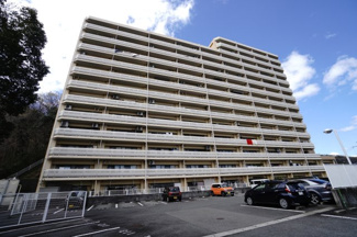 【外観】 | 【上質リノベ】ペルル中山南参番館 | 【耐震性】
耐震性の高さを判断するポイントは、
建築確認申請日が1981年6月1日以降の
新耐震基準に適合しているかどうか。
震度６程度の大地震でも
建物が崩壊しないレベルが基準になりました。