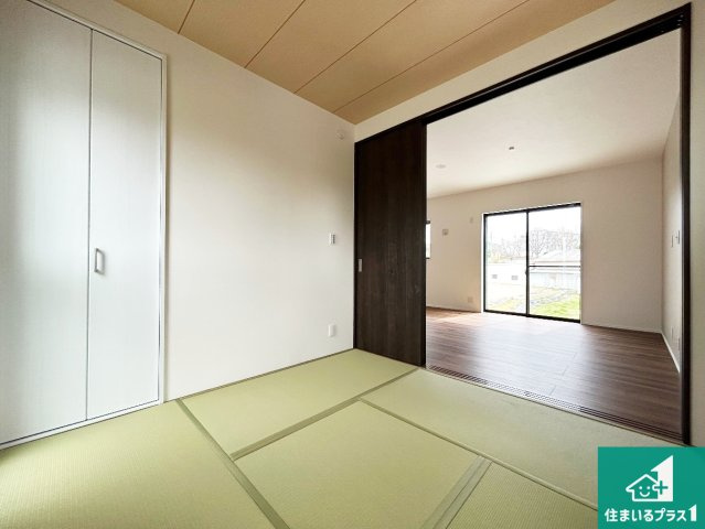 泉南郡熊取町大宮　新築一戸建ての和室|一室あると便利な和室は客間としてだけでなく、小さなお子様のプレイルームや食後のくつろぎスペースとしてもご利用いただけます。収納もついていますので大活躍間違いなし！