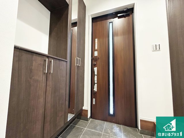泉南郡熊取町大宮　新築一戸建ての玄関|シューズボックスにはたくさんの靴が収納できるので玄関周りはいつもスッキリ！ご家族が増えても安心！